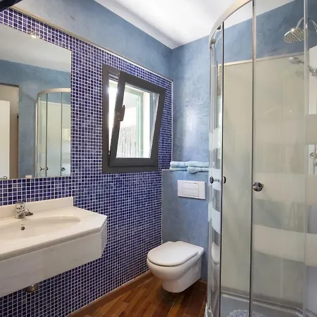 Cati Villa *